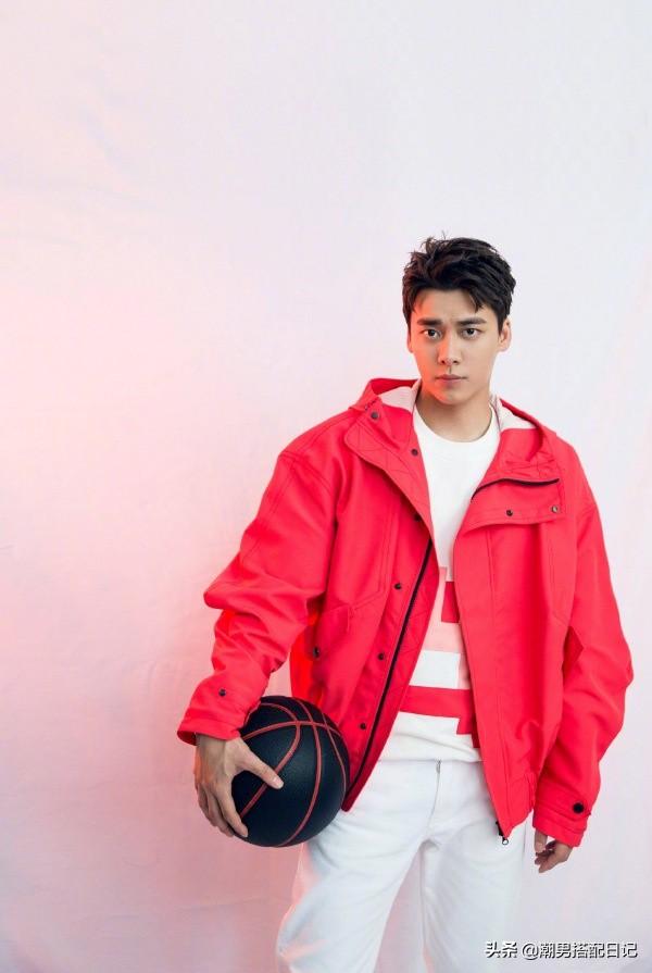 李易峰身穿格纹休闲西装,粉丝表示;魅力无处安放 李易峰身穿格纹休闲西装,粉丝表示;魅力无处安放