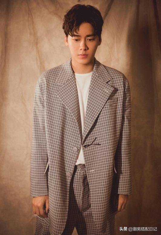 李易峰身穿格纹休闲西装,粉丝表示;魅力无处安放 李易峰身穿格纹休闲西装,粉丝表示;魅力无处安放