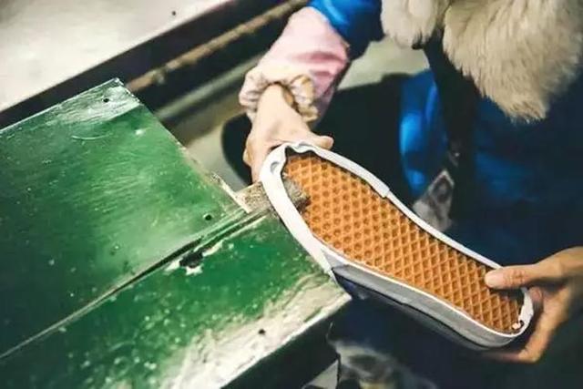 如何鉴定VANS鞋真伪,难道真的要扔一下试试? 如何鉴定VANS鞋真伪,难道真的要扔一下试试?