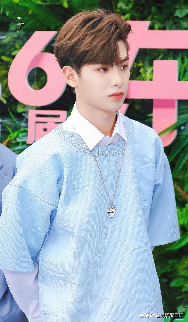 黄明昊现身机场,头戴鸭舌帽身穿三件套,不亏是街拍达人 黄明昊现身机场,头戴鸭舌帽身穿三件套,不亏是街拍达人