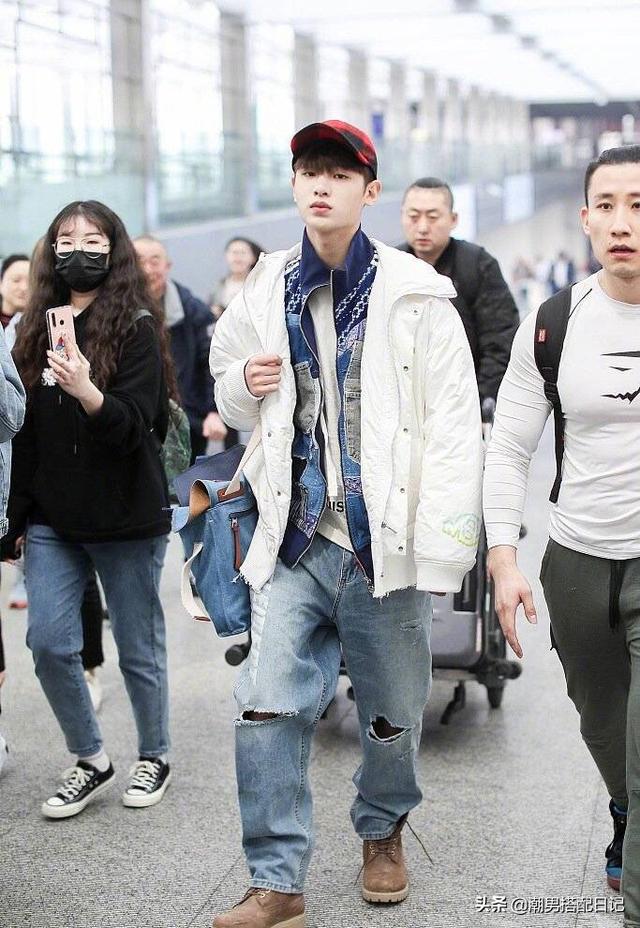 黄明昊现身机场,头戴鸭舌帽身穿三件套,不亏是街拍达人 黄明昊现身机场,头戴鸭舌帽身穿三件套,不亏是街拍达人