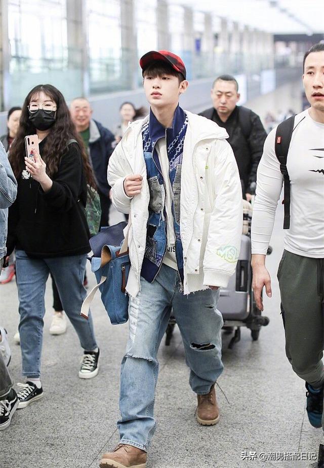 黄明昊现身机场,头戴鸭舌帽身穿三件套,不亏是街拍达人 黄明昊现身机场,头戴鸭舌帽身穿三件套,不亏是街拍达人