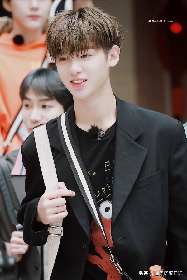 黄明昊现身机场,头戴鸭舌帽身穿三件套,不亏是街拍达人 黄明昊现身机场,头戴鸭舌帽身穿三件套,不亏是街拍达人