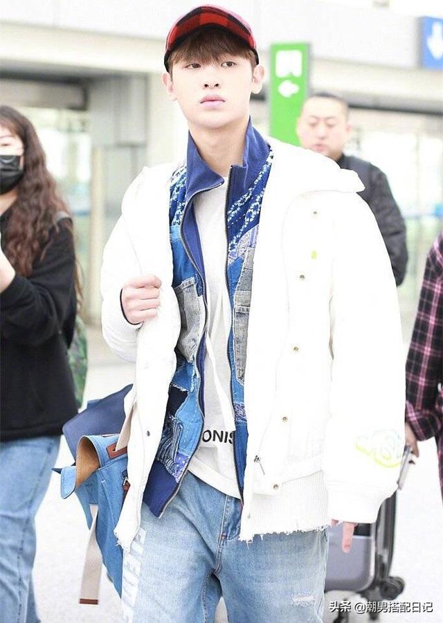 黄明昊现身机场,头戴鸭舌帽身穿三件套,不亏是街拍达人 黄明昊现身机场,头戴鸭舌帽身穿三件套,不亏是街拍达人