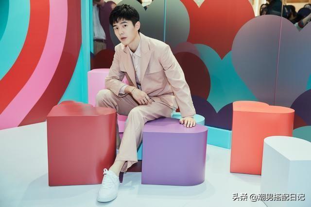 刘昊然身穿牛仔外套搭配白色休闲裤,太帅气 刘昊然身穿牛仔外套搭配白色休闲裤,太帅气