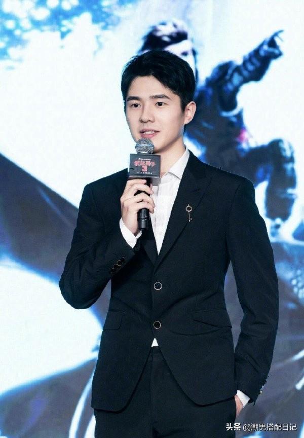 刘昊然身穿牛仔外套搭配白色休闲裤,太帅气 刘昊然身穿牛仔外套搭配白色休闲裤,太帅气