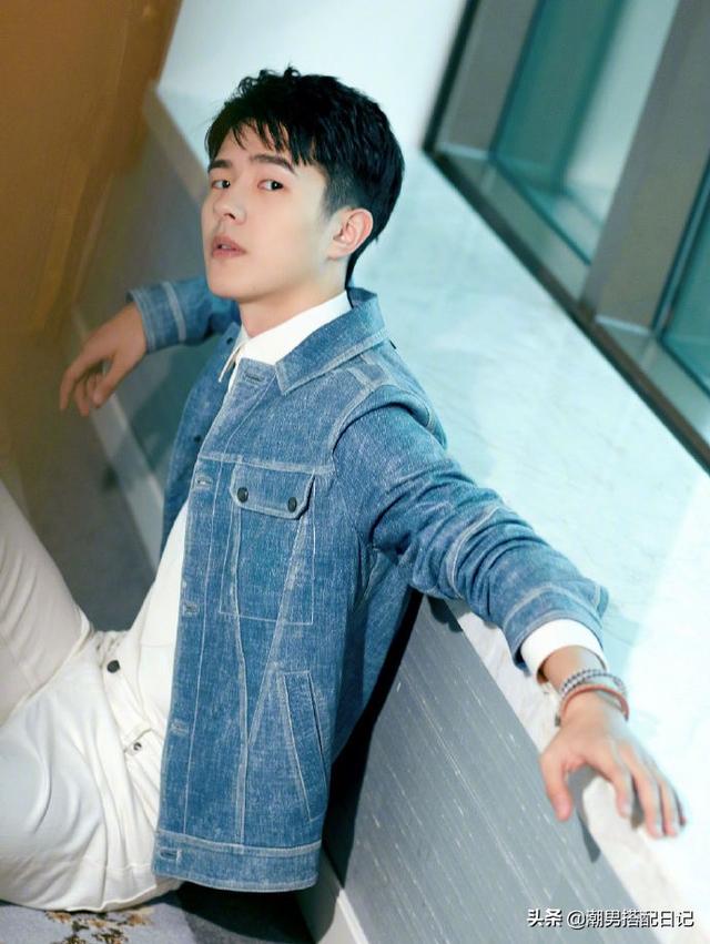 刘昊然身穿牛仔外套搭配白色休闲裤,太帅气 刘昊然身穿牛仔外套搭配白色休闲裤,太帅气