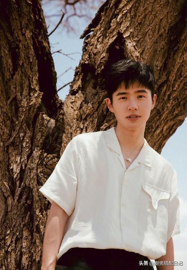 刘昊然身穿牛仔外套搭配白色休闲裤,太帅气 刘昊然身穿牛仔外套搭配白色休闲裤,太帅气