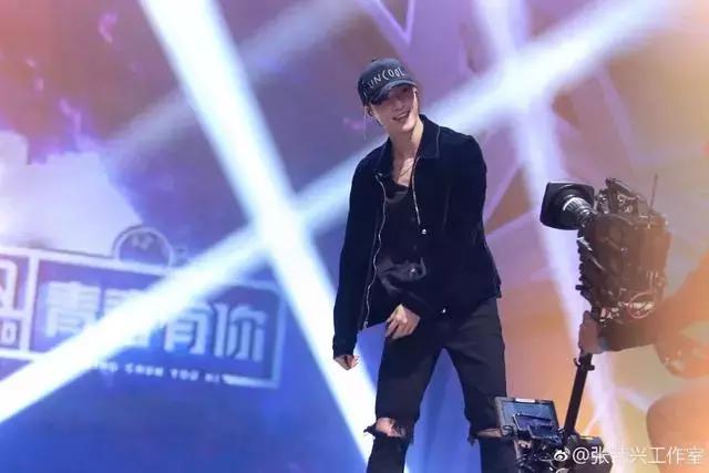 唱歌跳舞俱佳的张艺兴 穿搭也很厉害! 唱歌跳舞俱佳的张艺兴 穿搭也很厉害!