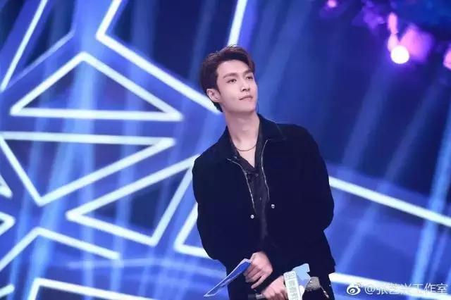 唱歌跳舞俱佳的张艺兴 穿搭也很厉害! 唱歌跳舞俱佳的张艺兴 穿搭也很厉害!