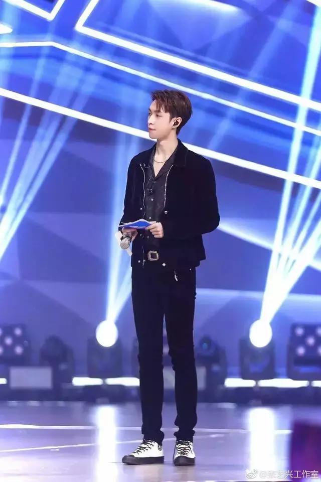 唱歌跳舞俱佳的张艺兴 穿搭也很厉害! 唱歌跳舞俱佳的张艺兴 穿搭也很厉害!