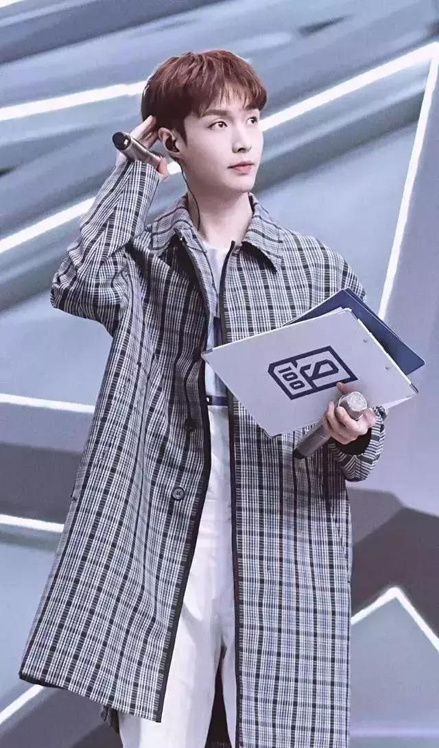 唱歌跳舞俱佳的张艺兴 穿搭也很厉害! 唱歌跳舞俱佳的张艺兴 穿搭也很厉害!