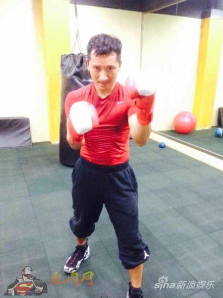刘坤山痴迷健身 健身房秀肌肉 刘坤山痴迷健身 健身房秀肌肉