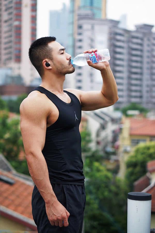 健身的小胡子平头帅哥