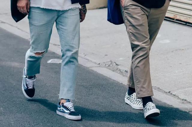 穿牛仔裤懒得卷裤脚?试试时髦的毛边款式 穿牛仔裤懒得卷裤脚?试试时髦的毛边款式