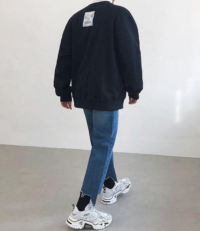 穿牛仔裤懒得卷裤脚?试试时髦的毛边款式 穿牛仔裤懒得卷裤脚?试试时髦的毛边款式