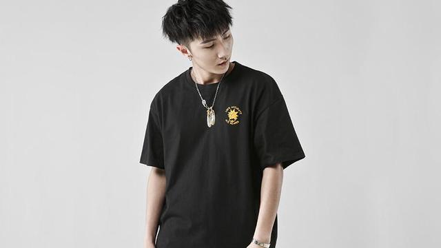 夏日T恤应该怎么挑?注意这些小细节 夏日T恤应该怎么挑?注意这些小细节