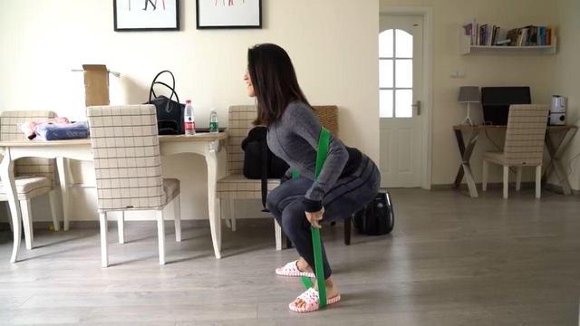 反向弹力带深蹲,这个深蹲方式,你应该掌握到手 反向弹力带深蹲,这个深蹲方式,你应该掌握到手