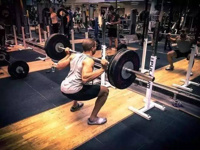 反向弹力带深蹲,这个深蹲方式,你应该掌握到手 反向弹力带深蹲,这个深蹲方式,你应该掌握到手