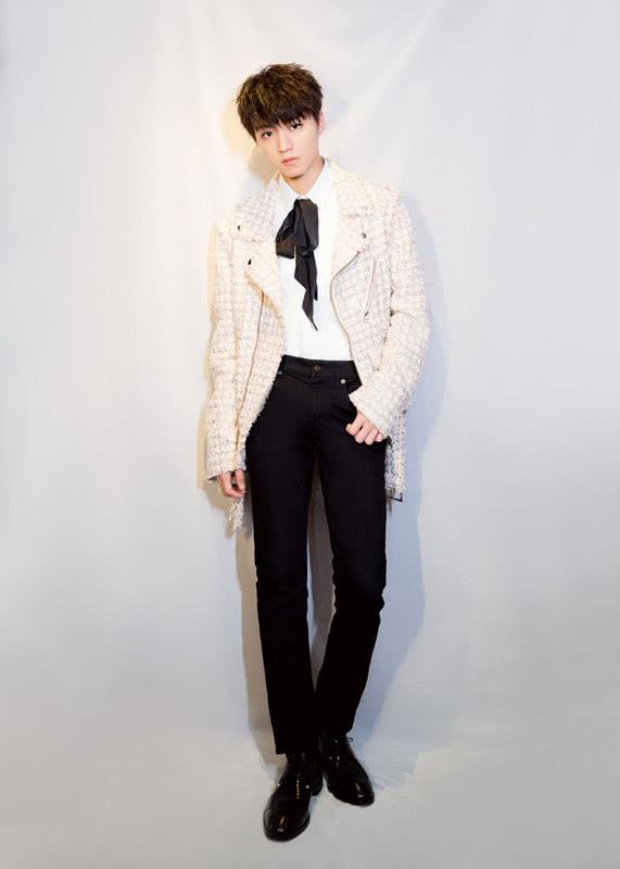 王俊凯这么穿阳光帅气,一件套头衫搭衬衫,简装也穿出气质! 王俊凯这么穿阳光帅气,一件套头衫搭衬衫,简装也穿出气质!