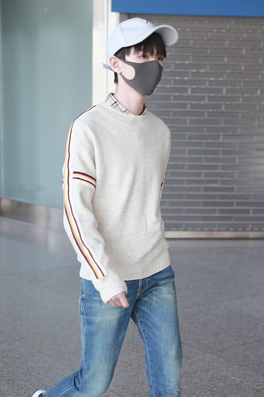 王俊凯这么穿阳光帅气,一件套头衫搭衬衫,简装也穿出气质! 王俊凯这么穿阳光帅气,一件套头衫搭衬衫,简装也穿出气质!