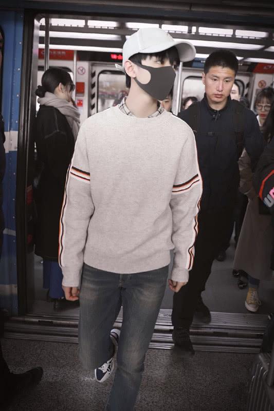 王俊凯这么穿阳光帅气,一件套头衫搭衬衫,简装也穿出气质! 王俊凯这么穿阳光帅气,一件套头衫搭衬衫,简装也穿出气质!