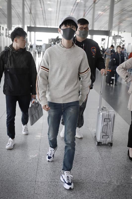 王俊凯这么穿阳光帅气,一件套头衫搭衬衫,简装也穿出气质! 王俊凯这么穿阳光帅气,一件套头衫搭衬衫,简装也穿出气质!