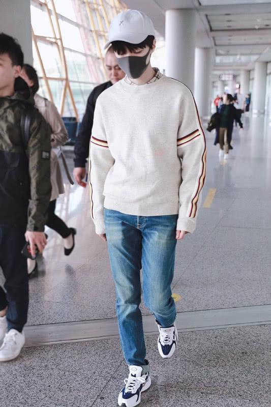 王俊凯这么穿阳光帅气,一件套头衫搭衬衫,简装也穿出气质! 王俊凯这么穿阳光帅气,一件套头衫搭衬衫,简装也穿出气质!