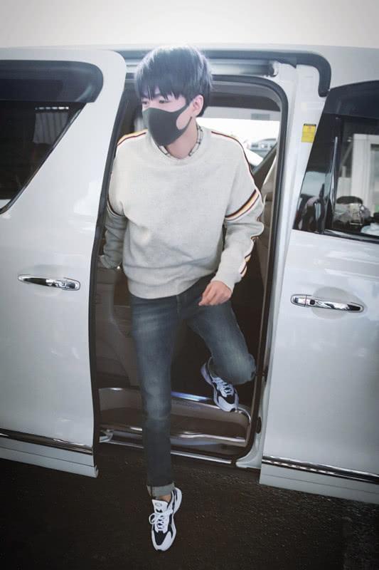 王俊凯这么穿阳光帅气,一件套头衫搭衬衫,简装也穿出气质! 王俊凯这么穿阳光帅气,一件套头衫搭衬衫,简装也穿出气质!