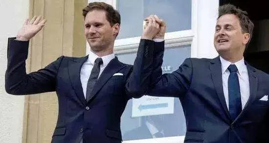 台湾同性婚姻登记第1天:厮守男友25年,蔡康永终于不再孤军奋战 台湾同性婚姻登记第1天:厮守男友25年,蔡康永终于不再孤军奋战