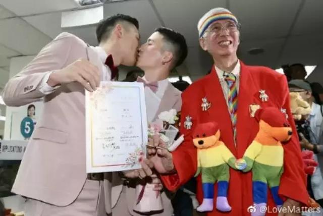 台湾同性婚姻登记第1天:厮守男友25年,蔡康永终于不再孤军奋战 台湾同性婚姻登记第1天:厮守男友25年,蔡康永终于不再孤军奋战