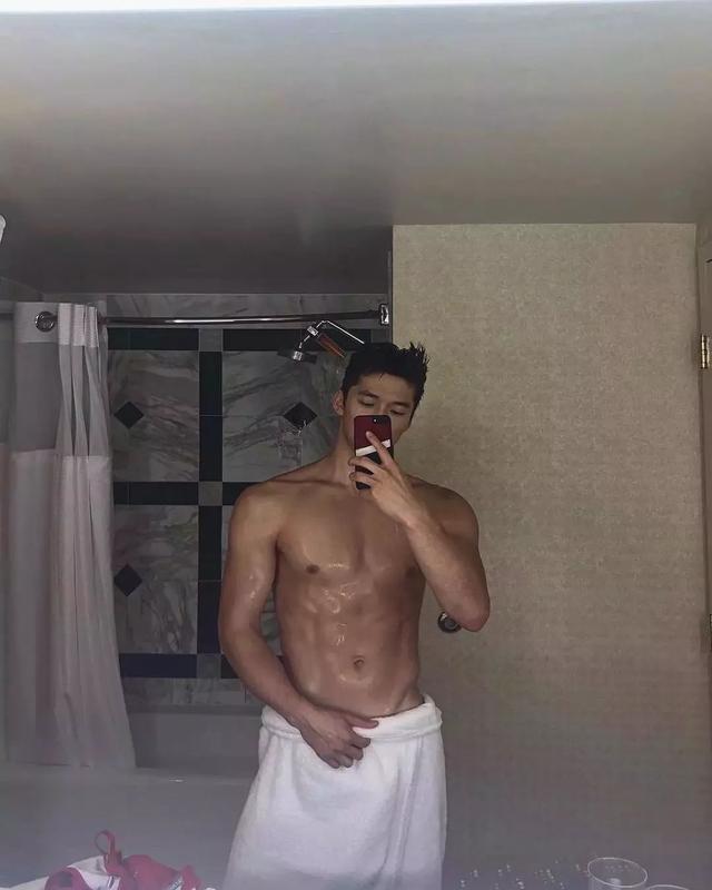 大胸肌泳裤男模轮廓太明显,大鼻子配腱子肉真是超可口 大胸肌泳裤男模轮廓太明显,大鼻子配腱子肉真是超可口