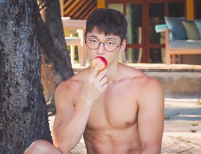 大胸肌泳裤男模轮廓太明显,大鼻子配腱子肉真是超可口 大胸肌泳裤男模轮廓太明显,大鼻子配腱子肉真是超可口