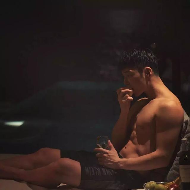 大胸肌泳裤男模轮廓太明显,大鼻子配腱子肉真是超可口 大胸肌泳裤男模轮廓太明显,大鼻子配腱子肉真是超可口