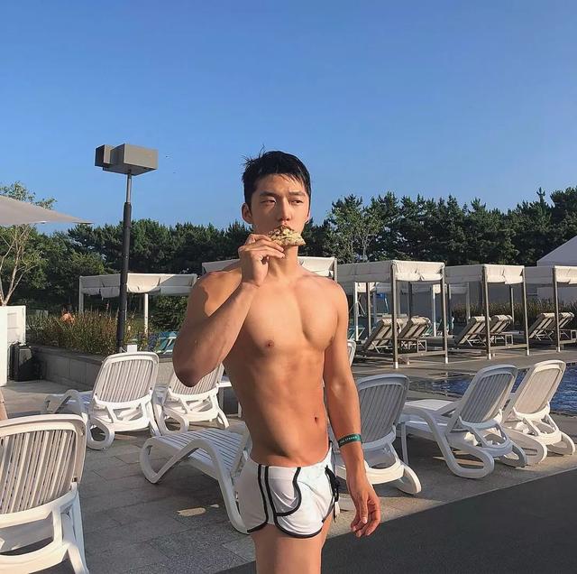 大胸肌泳裤男模轮廓太明显,大鼻子配腱子肉真是超可口 大胸肌泳裤男模轮廓太明显,大鼻子配腱子肉真是超可口