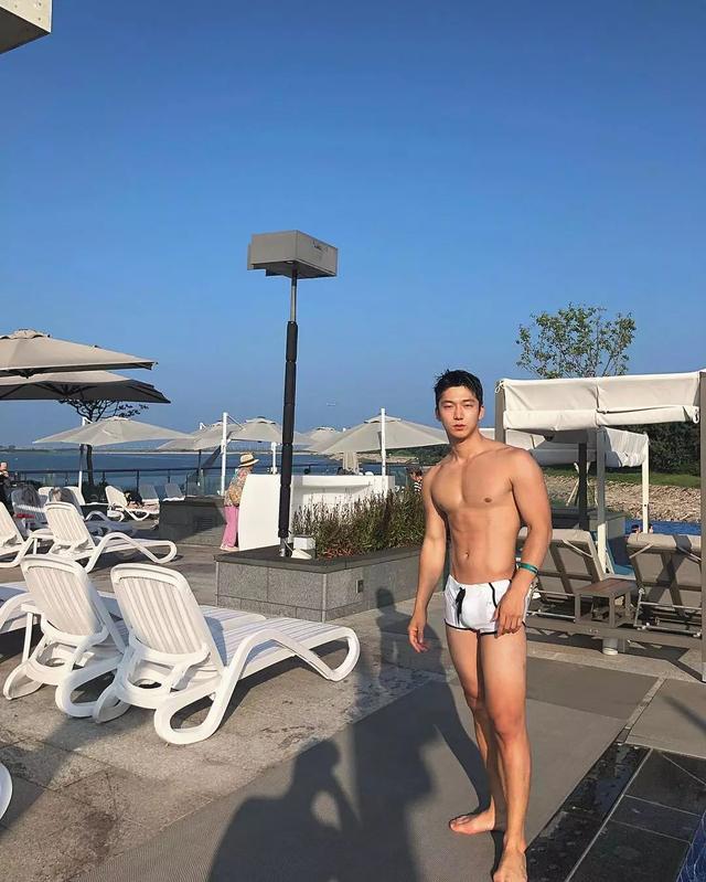 大胸肌泳裤男模轮廓太明显,大鼻子配腱子肉真是超可口 大胸肌泳裤男模轮廓太明显,大鼻子配腱子肉真是超可口