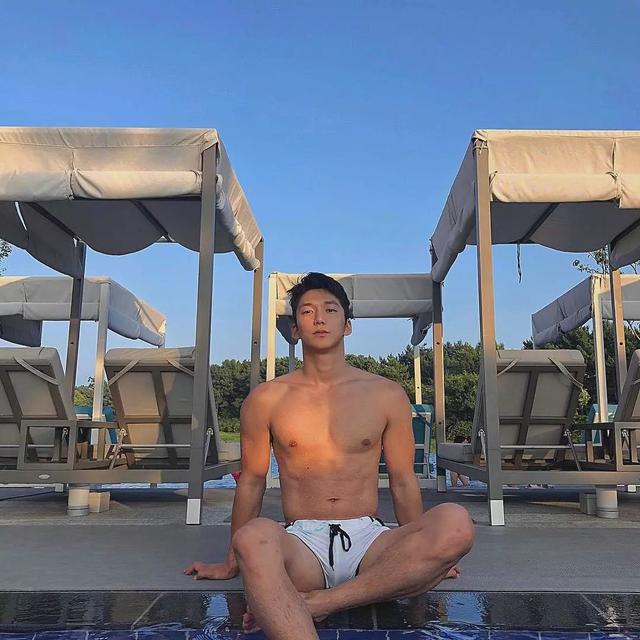 大胸肌泳裤男模轮廓太明显,大鼻子配腱子肉真是超可口 大胸肌泳裤男模轮廓太明显,大鼻子配腱子肉真是超可口