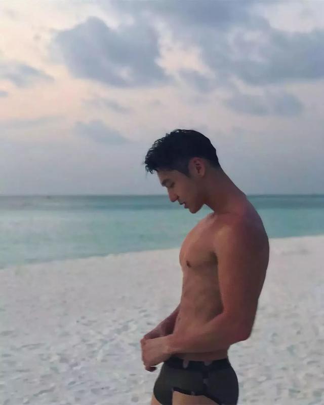 大胸肌泳裤男模轮廓太明显,大鼻子配腱子肉真是超可口 大胸肌泳裤男模轮廓太明显,大鼻子配腱子肉真是超可口