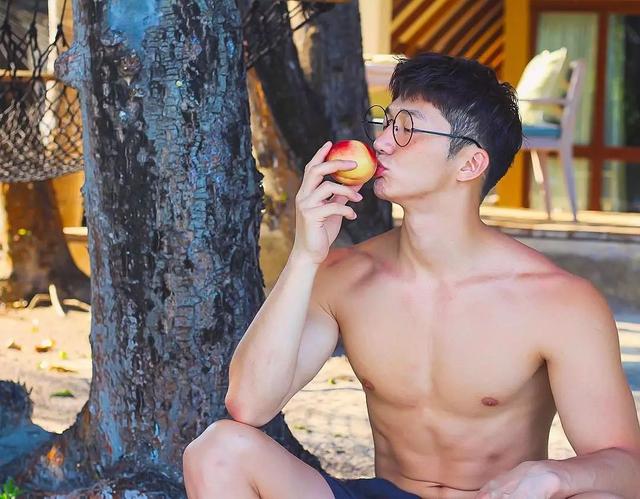 大胸肌泳裤男模轮廓太明显,大鼻子配腱子肉真是超可口 大胸肌泳裤男模轮廓太明显,大鼻子配腱子肉真是超可口