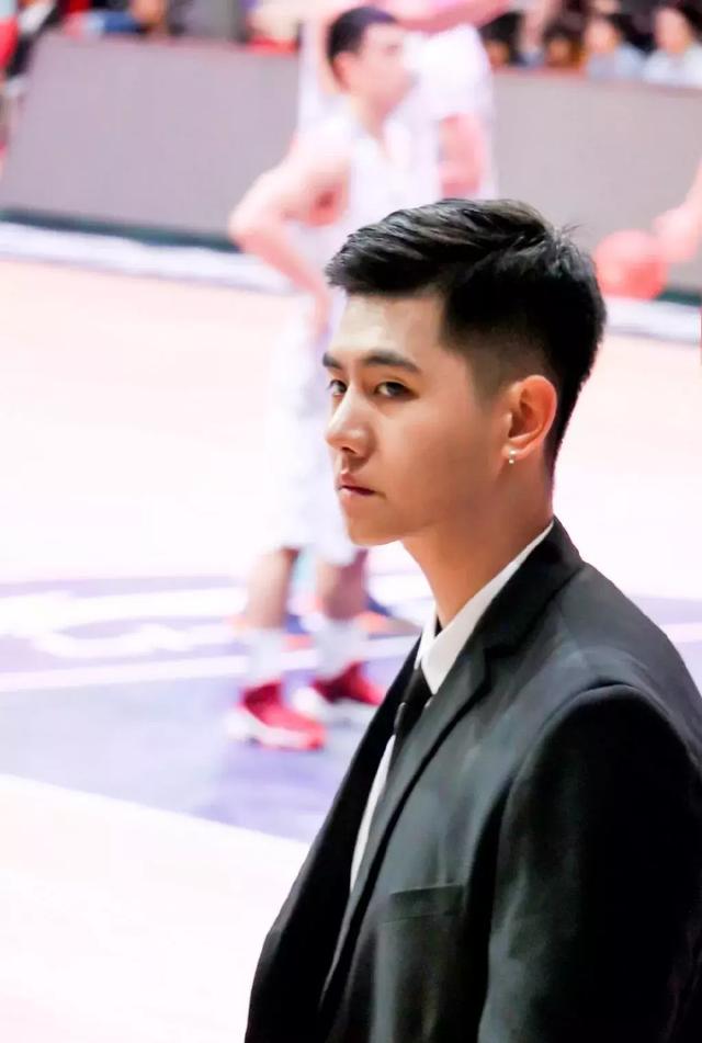 长腿高个篮球校草刷屏网络,尤其是正装令人着迷! 长腿高个篮球校草刷屏网络,尤其是正装令人着迷!