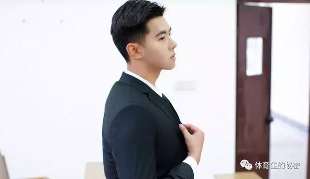 长腿高个篮球校草刷屏网络,尤其是正装令人着迷! 长腿高个篮球校草刷屏网络,尤其是正装令人着迷!