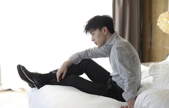 连睡衣都能穿出男神范儿,邓伦的穿搭我服了! 连睡衣都能穿出男神范儿,邓伦的穿搭我服了!