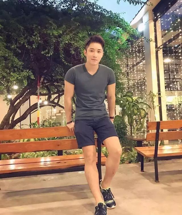 香港正装帅哥 身材竟然这么好 香港正装帅哥 身材竟然这么好