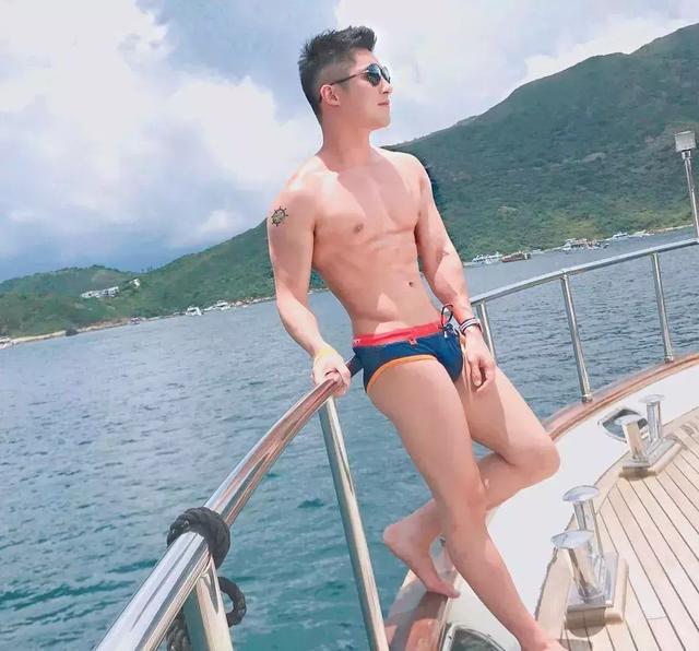 香港正装帅哥 身材竟然这么好 香港正装帅哥 身材竟然这么好