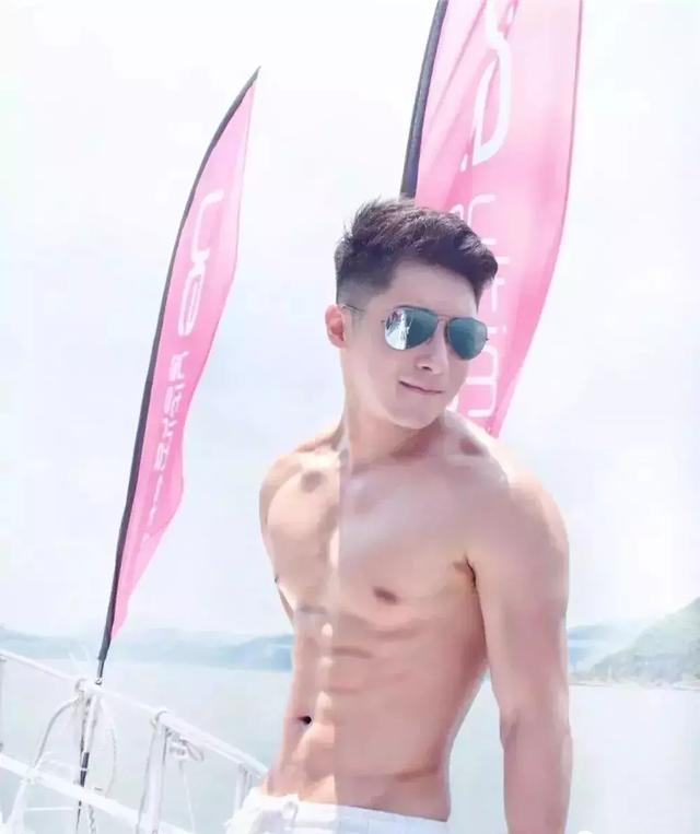 香港正装帅哥 身材竟然这么好 香港正装帅哥 身材竟然这么好