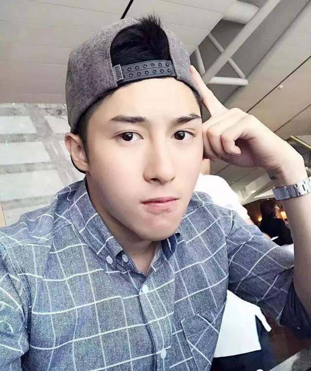 香港正装帅哥 身材竟然这么好 香港正装帅哥 身材竟然这么好