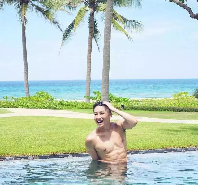 香港正装帅哥 身材竟然这么好 香港正装帅哥 身材竟然这么好