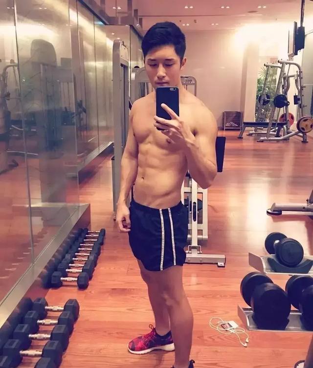 香港正装帅哥 身材竟然这么好 香港正装帅哥 身材竟然这么好