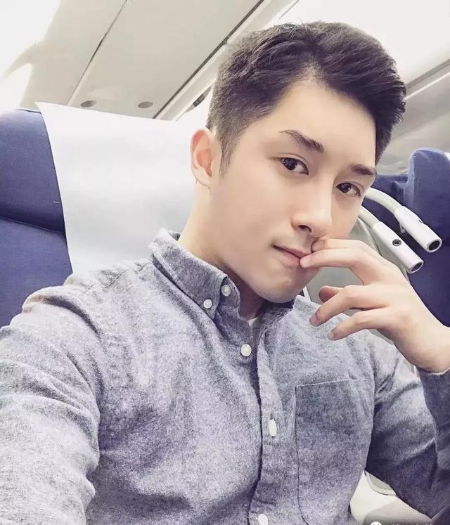 香港正装帅哥 身材竟然这么好 香港正装帅哥 身材竟然这么好