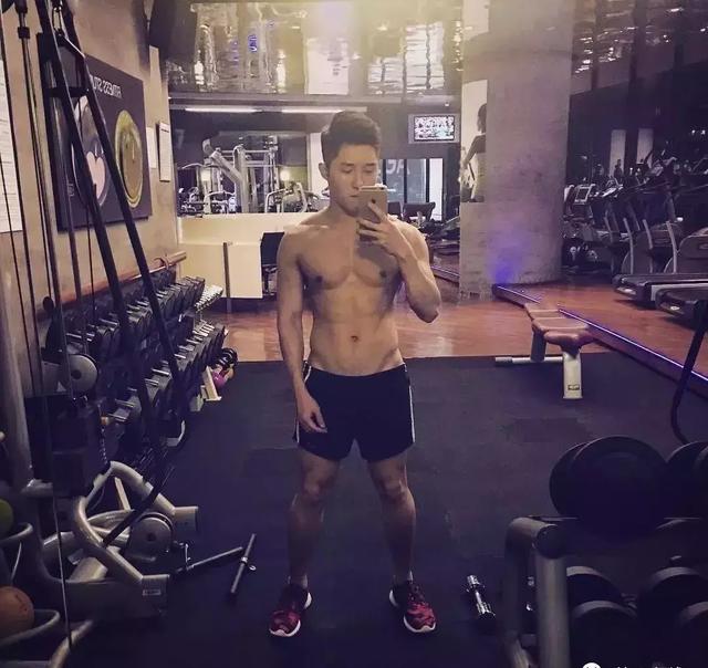 香港正装帅哥 身材竟然这么好 香港正装帅哥 身材竟然这么好